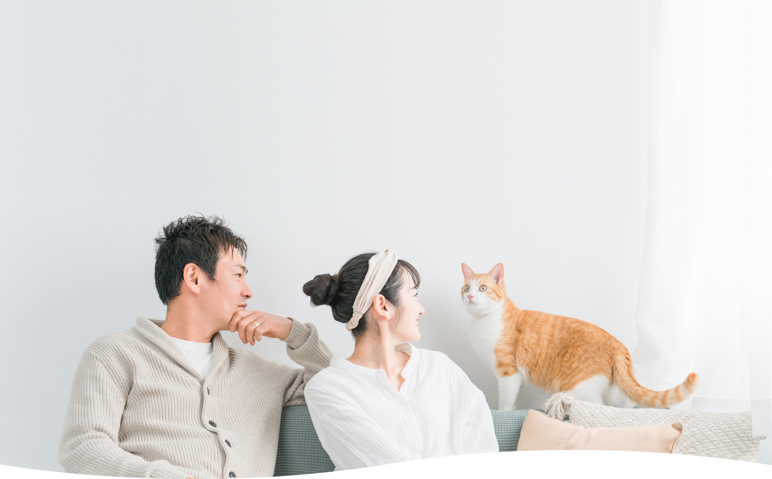 男性、女性、猫がソファにいる写真