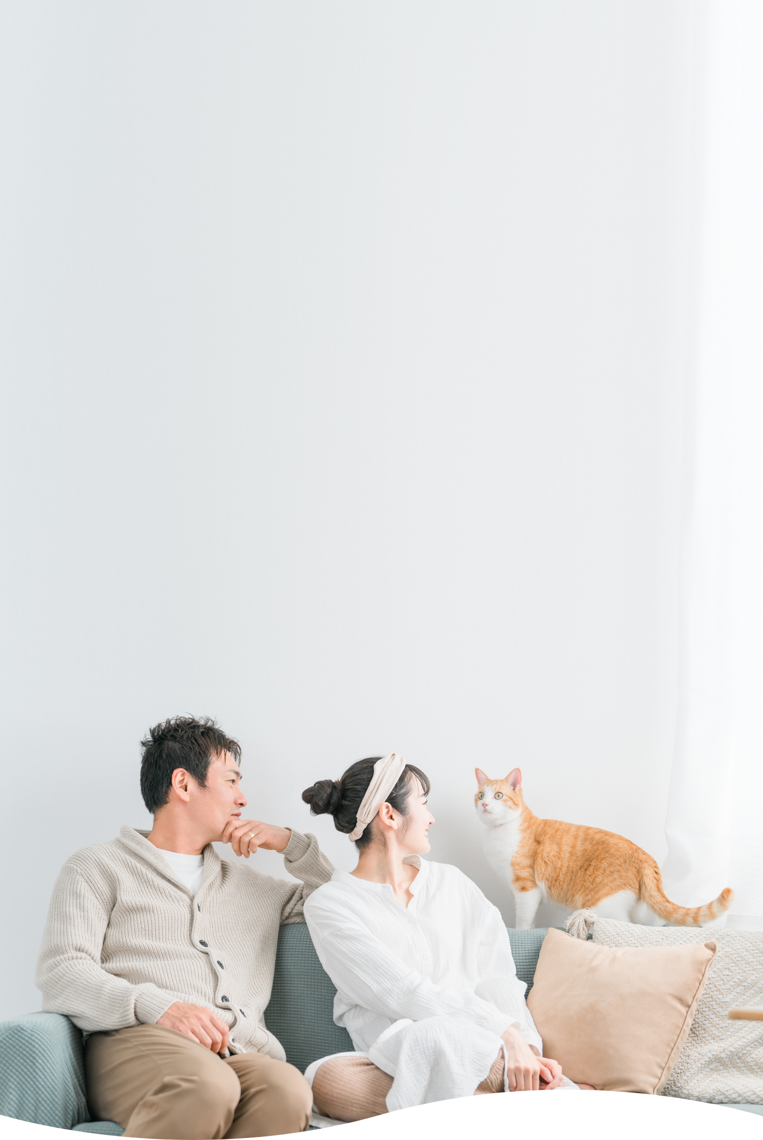 男性、女性、猫がソファにいる写真